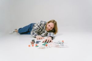 Người chơi ghi chép kế hoạch vốn trước khi tham gia xóc đĩa