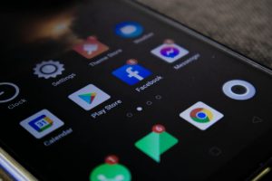 Người dùng kiểm tra cập nhật ứng dụng trên điện thoại Android