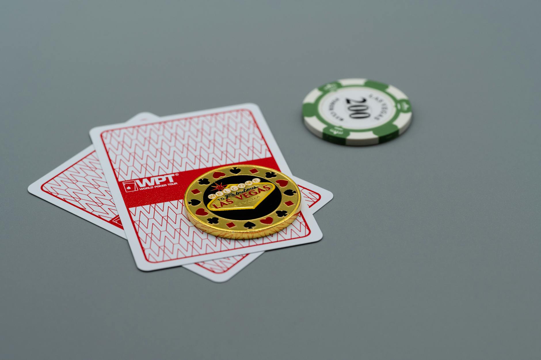 Chip poker và các lá bài trên bàn chơi