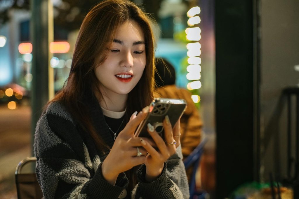 Người dùng kiểm tra cài đặt bảo mật để đăng xuất tài khoản khỏi các thiết bị khác